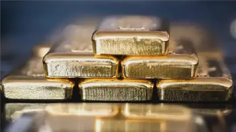 Gold Prices Dip as Dollar Strengthens Ahead of US Inflation Data