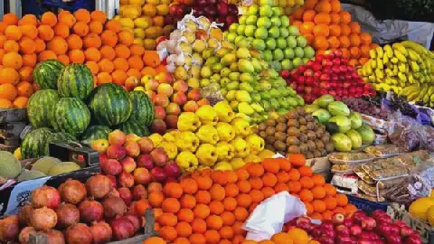 Egyptian Fruit Prices Fluctuate in Cairo's Wholesale Market