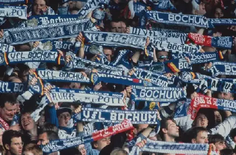 Bochum het sy ondersteuners verbied om gelyktydig op en af te spring.