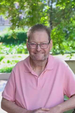 Simon Hewitt het in 2024 gehoor hy het fase 4-borskanker. Hy het vrede gemaak met sy diagnose en geleer dat dit nie sy lewe hoef oor te neem nie.