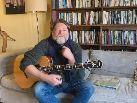 Andries Bezuidenhout, akademikus, digter, sanger en skilder, het pas ’n nuwe album uitgereik.