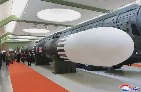 Kim Jong-oen, leier van Noord-Korea, en sy dogter Kim Ju Ae Sondag by die opening van die Nasionale Verdedigingsrevolusiemuseum in ’n foto wat deur Noord-Korea se amptelike staatsnuusagentskap beskikbaar gestel is.