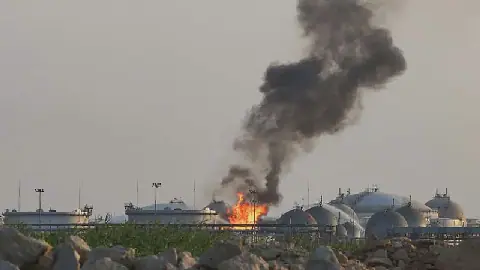 Houthis Threaten Escalation After Strike on Saudi Oil Giant Aramco