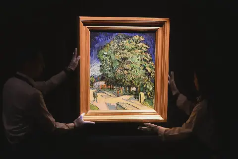 Die skildery ‘Kastaiingbome in blom’ deur Vincent van Gogh wat tans in Hongkong uitgestal word.