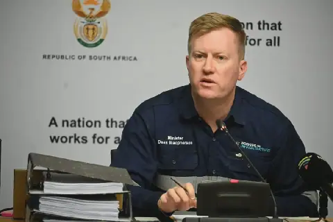 Dean Macpherson, minister van openbare werke en infrastruktuur, spreek Maandag die media in Kaapstad toe.
