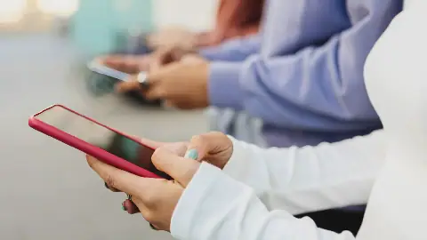 Egyptians Struggle with Patience in the Age of Social Media
