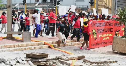 Samwu members on their way to the City Hall. The Nelson Mandela Bay municipality says it will apply for an interdict to compel workers not to intimidate those who are working.