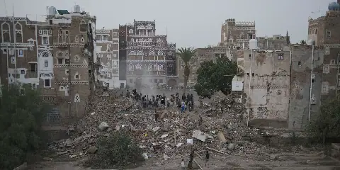 L'Arabie saoudite frappe des installations pétrolières près de Sanaa, les houthis menacent de riposter