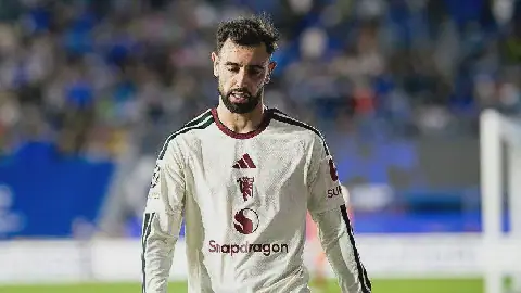 Carrick refuses to rule out dropping Fernandes in emotional address