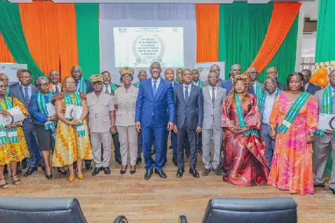 Côte d’Ivoire-AIP/ Le ministre Souleymane Diarrassouba distingue 17 retraités et le 2e lauréat du Prix national d’excellence