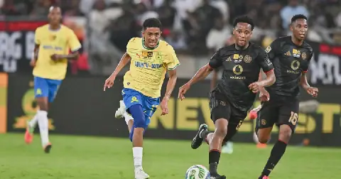 Orlando Pirates' Lebone Seema and Mamelodi Sundowns' Tashreeq Matthews chase for the ball om the 2026 MTN8 final at Moses Mabhida Stadium in Durban on 10 October 2026. Picture: Gerhard Duraan/BackpagePix