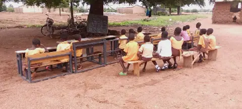 Dilapidated classroom block forces Wuling pupils to study under trees