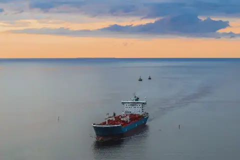 Três navios incendiaram-se após atingirem minas no estreito de Ormuz