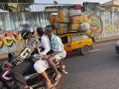 Overloaded Taxi Breakdown Causes Chaos in Guinea's Capital