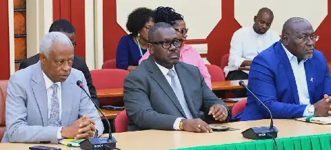 Gabon/Municipalité : le maire Eugène M’ba apaise les tensions au marché CTRI d’Oloumi