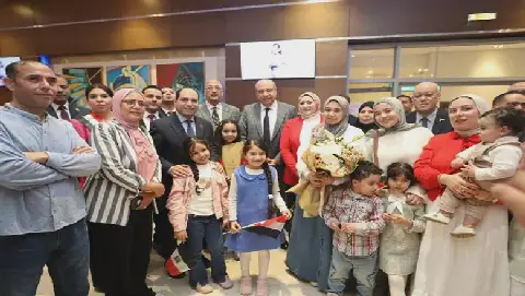 Egyptian Civil Aviation Minister Welcomes Arab Reading Challenge Winner at Cairo Airport