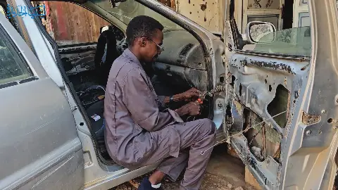 سيارات عمرها ربع قرن تعمل بالهاتف.. ابتكار سوداني يتحدى الزمن